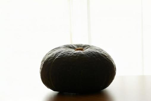 テーブルに置かれたカボチャ テーブルに置かれたカボチャ カボチャ,野菜,かぼちゃの写真素材