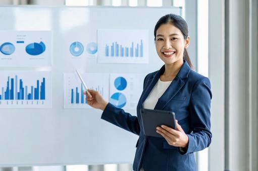 プレゼンテーションをする女性社員_01 プレゼンテーションをする女性社員_01の写真