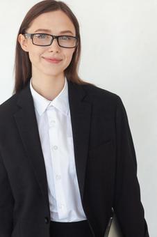 カメラ目線で微笑むメガネの女性 女性,外国人,ビジネスの写真素材