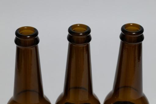 空の茶色いビール瓶の口元3本 空の茶色いビール瓶の口元3本 瓶,空き瓶,ガラスの写真素材
