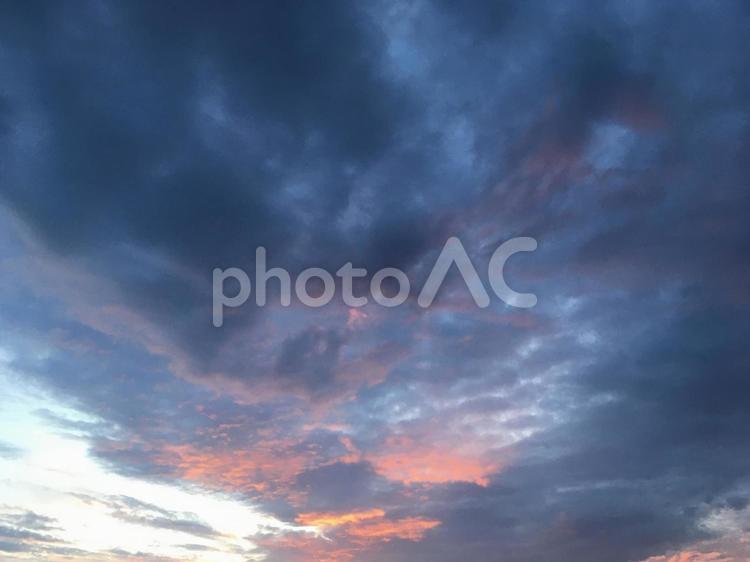 日没の空と光と雲 何人もありません,空,太陽の写真素材