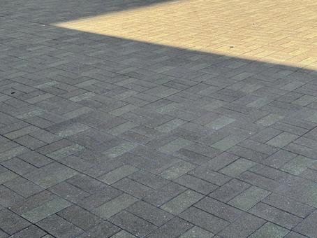 誰もいない通りのタイルの写真