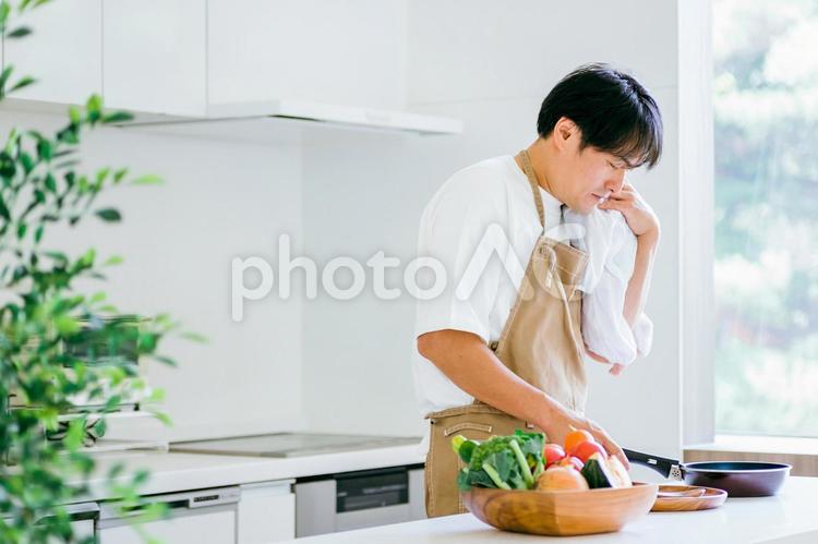子育てと家事を手伝う男性（笑顔） 育児,イクメン,家事の写真素材
