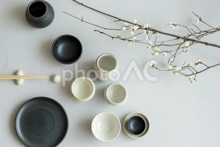 和モダン食器の配置 和食器,陶器,食卓の写真素材