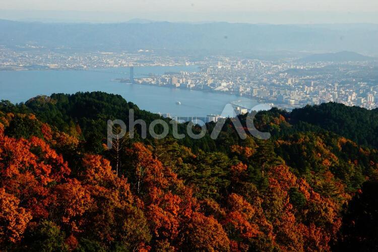 紅葉した山々と水辺の街並み 紅葉,山,美しいの写真素材
