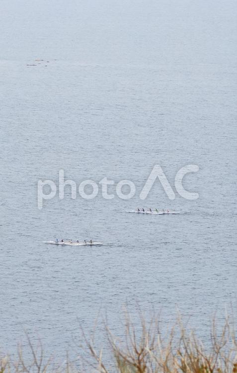 江ノ島から見下ろす海　アウトリガーカヌー 江ノ島,アウトリガーカヌー,海の家の写真素材