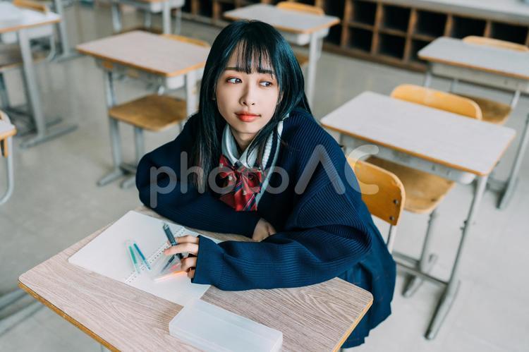 勉強中に外を眺める受験生 女性,女子高,高校生の写真素材