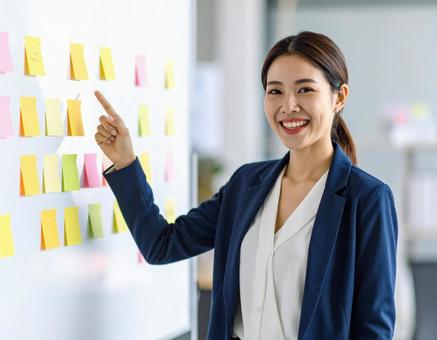 ホワイトボードで説明するビジネスウーマンの写真