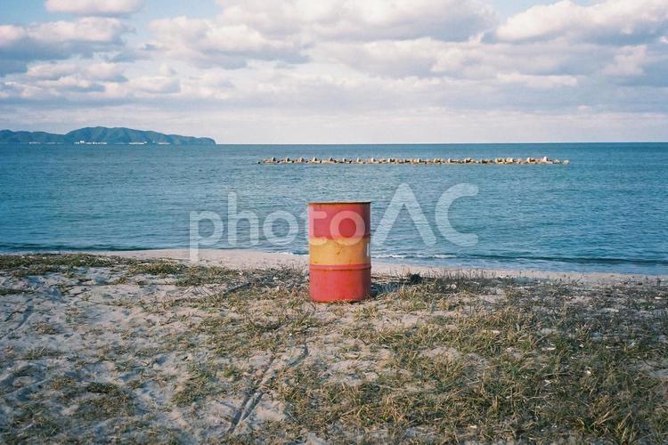 フィルム撮影　海辺のドラム缶　 ドラム缶,砂浜,海岸の写真素材