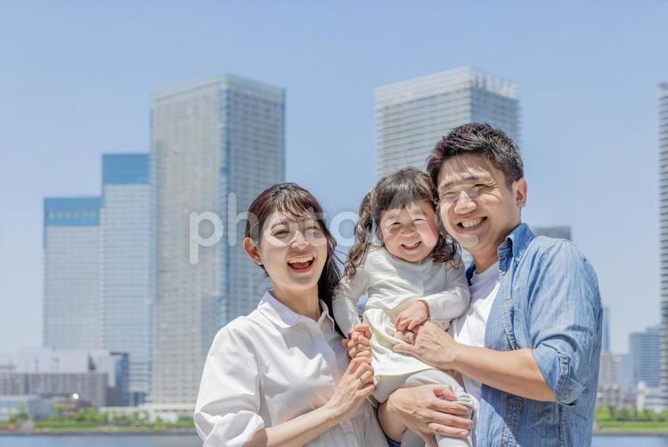 都会に住む家族　親子 家族,仲良し,人物の写真素材