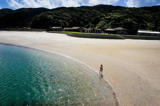 <素材>夏の海水浴場を歩く小学生の男の子 <素材>夏の海水浴場を歩く小学生の男の子 子供,海,空の写真素材