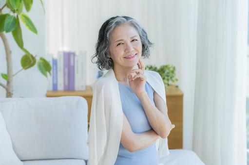 スキンケアをするシニア女性 美容,シニア,笑顔の写真素材