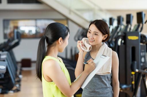ジムでカウンセリングを受けるミドルの女性 ジム,フィットネス,カウンセリングの写真素材