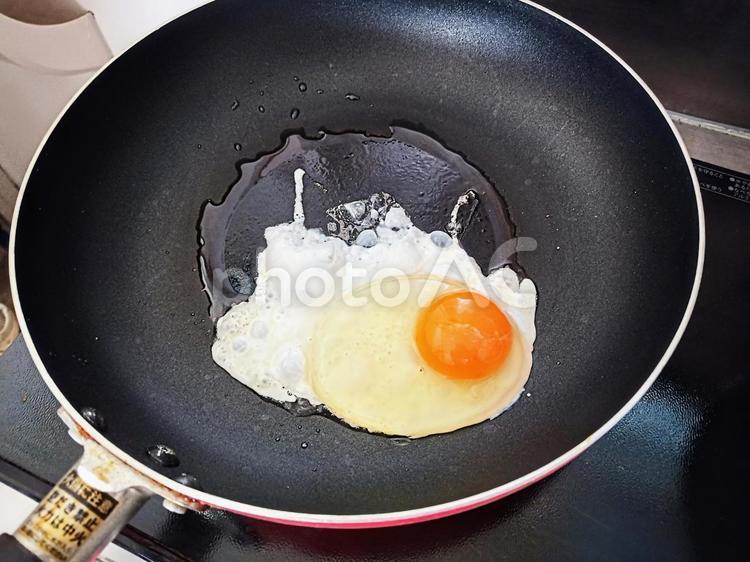 フライパンで目玉焼きを作る 目玉焼き,玉子,卵の写真素材