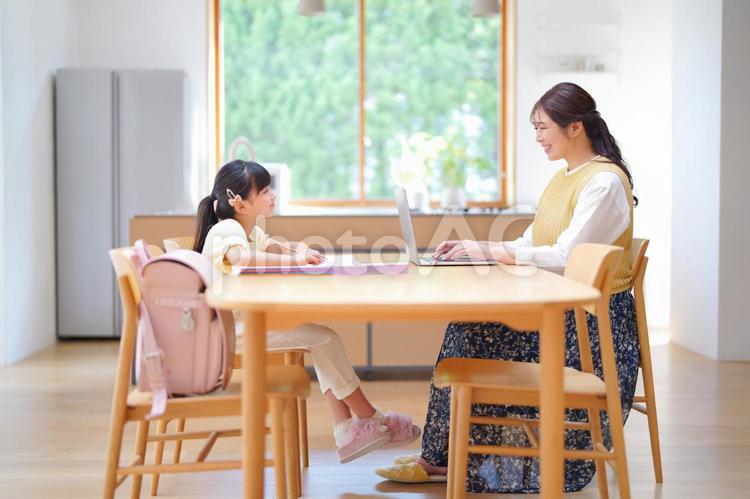 笑顔の母を見る娘 娘,母,話すの写真素材