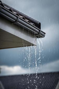 雨樋から流れ落ちる雨 雨樋から流れ落ちる雨の写真