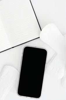 生理用ナプキンとスマートフォンとノート 生理,月経,生理用品の写真素材
