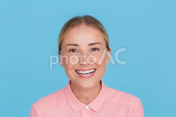 笑顔で話しかけるカメラ目線の女性 女性,話しかける,話すの写真素材