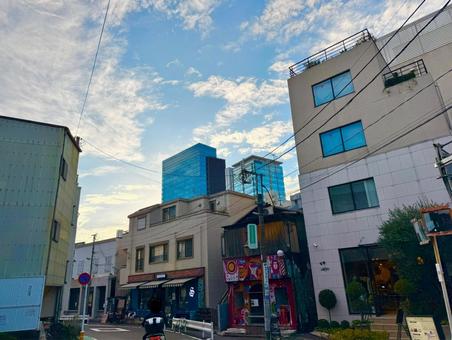 夕方の原宿の街並みとビル群 原宿,ビル,青空の写真素材