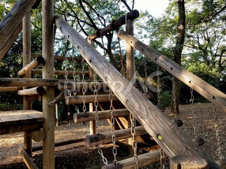 公園の木製のアスレチック遊具に上るところ アスレチック,木製,丸太の写真素材