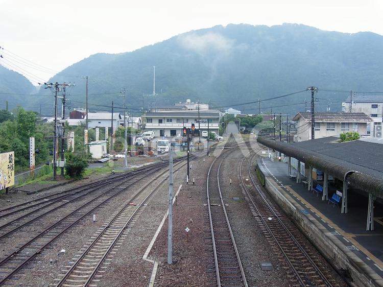 雨上がりの構内 駅,線路,鉄道の写真素材
