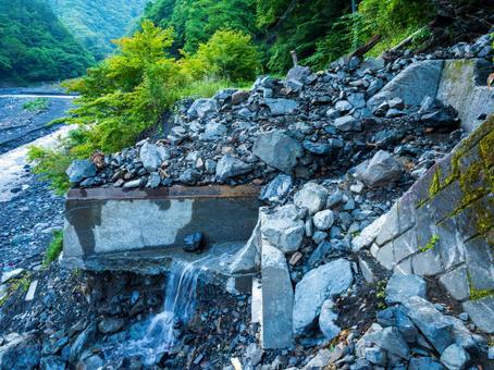 2023年芝沢ゲートからの林道の土砂崩れ 2023年芝沢ゲートからの林道の土砂崩れ 土砂崩れ,土砂災害,南アルプスの写真素材