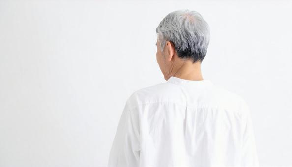 うつむいている日本人シニア男性 うつむいている日本人シニア男性の写真