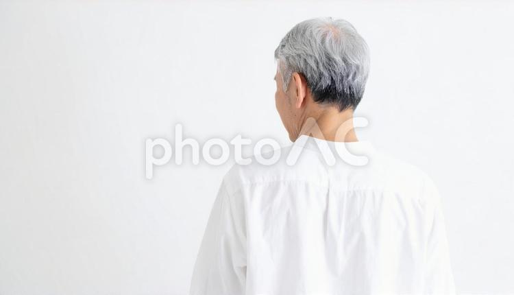 うつむいている日本人シニア男性 シニア男性,男性,悩むの写真素材