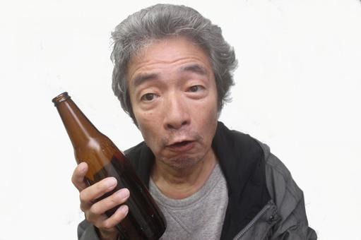 アルコール依存症シニア男性 シニア男性,アルコール依存症,アル中の写真素材