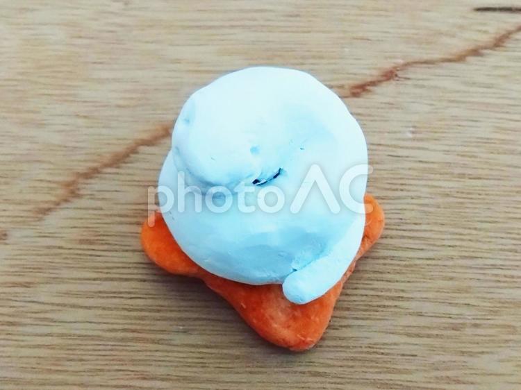 とぐろを巻く白蛇　上から 白蛇,とぐろ,座布団の写真素材