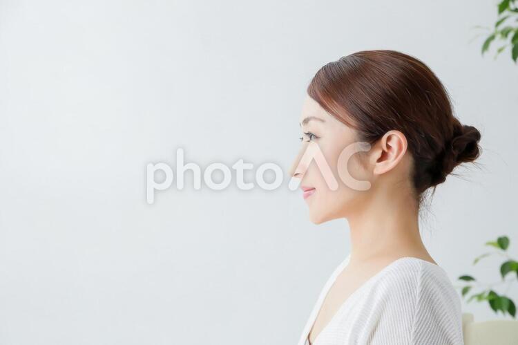 女性の横顔2（笑顔） 横顔,笑顔,女性の写真素材