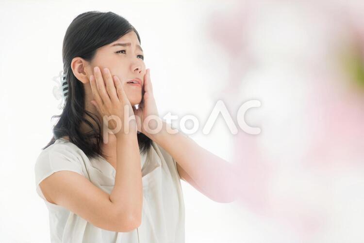 女性と春のストレスのイメージ 女性,ストレス,肌の写真素材