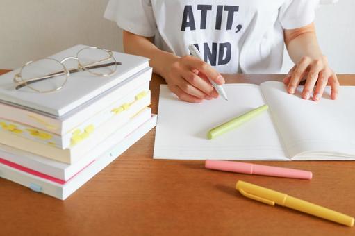 勉強をする学生 勉強をする学生 勉強,学生,受験生の写真素材