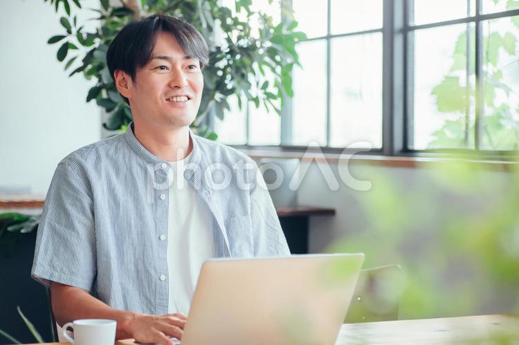 仕事する男性（笑顔） パソコン,テレワーク,在宅勤務の写真素材