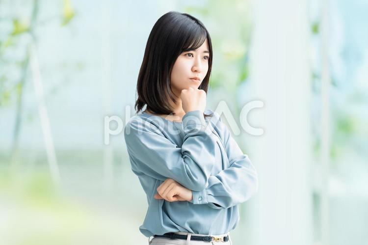 考えごとをする女性・ビジネスウーマン 女性,考える,悩むの写真素材