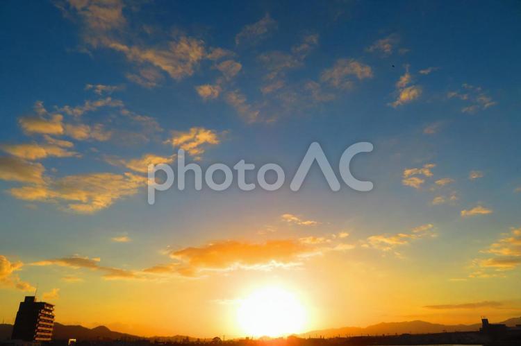 １１月下旬の大池からの日の出 背景,日の出,朝焼けの写真素材