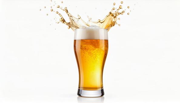 白い背景に水しぶきのある生ビール 白い背景に水しぶきのある生ビールの写真