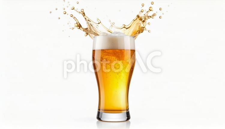 白い背景に水しぶきのある生ビール 白い背景,ビール,生ビールの写真素材