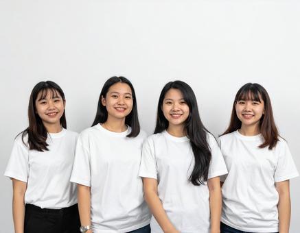 白いTシャツ姿の女性4人組 白いTシャツ姿の女性4人組の写真