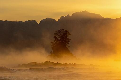 毛嵐に浮かぶ女岩と立山連峰 毛嵐,日の出,朝焼けの写真素材