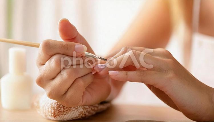 指にネイルを塗る女性の手元 指,手,女性の写真素材