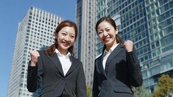 ガッツポーズをする二人の女性会社員4 ガッツポーズをする二人の女性会社員4の写真
