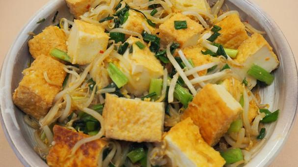 もやしと厚揚げの豆板醤炒め・家庭料理 もやしと厚揚げの豆板醤炒め・家庭料理の写真