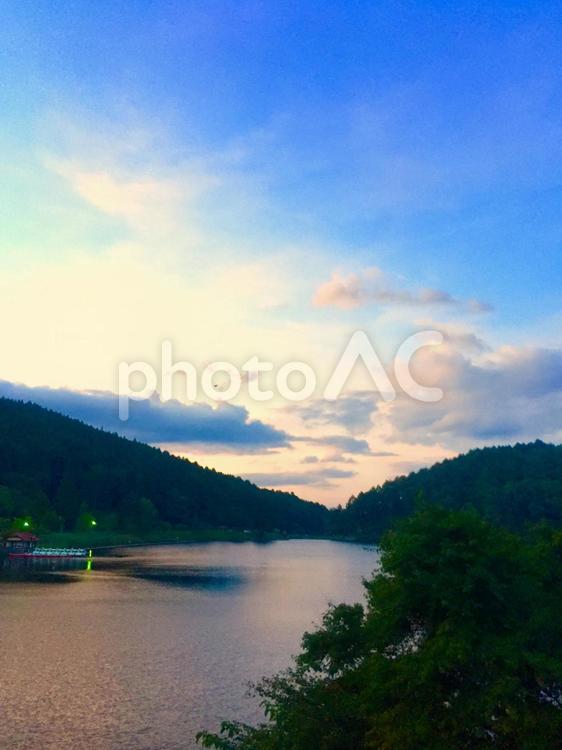 夕暮れの湖 水域,風景,木の写真素材