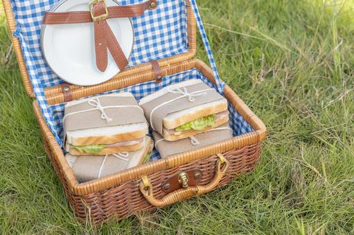 たくさんのサンドイッチが入ったバスケット ピクニックバスケット,サンドイッチ,レタスの写真素材
