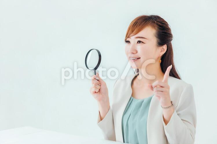 ルーペを持つビジネスウーマン 検索,探す,女性の写真素材