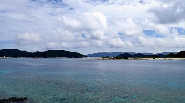 安慶名敷島と座間味島の眺望 安慶名敷島と座間味島の眺望の写真