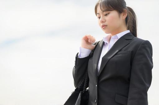 地面を見つめる女性 地面を見つめる女性 スーツ,新入社員,フレッシャーズの写真素材