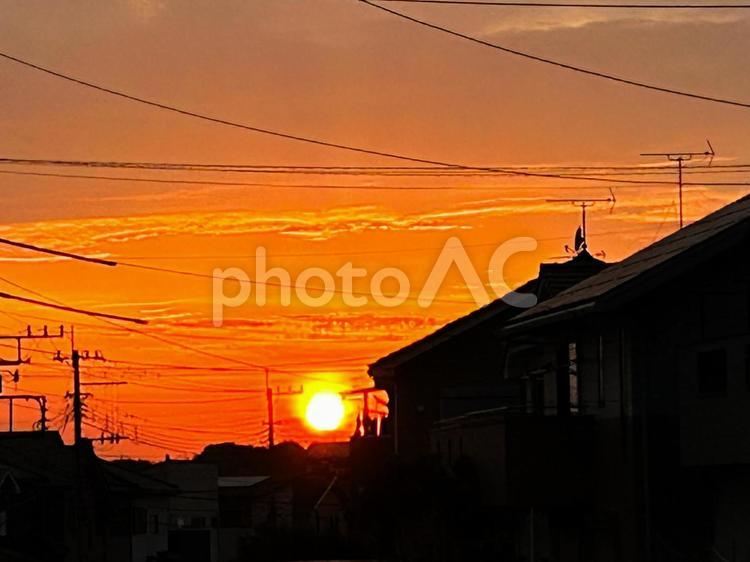 住宅街の夕日 夕焼け,住宅街,赤く染まるの写真素材