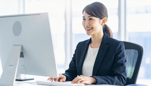 パソコンで仕事する女性会社員 スーツ パソコンで仕事する女性会社員 スーツの写真